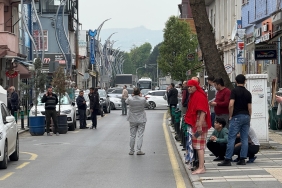 DEPREME HAMAMDA YAKALANDI, SOKAĞA PEŞTAMALLA ÇIKTI DEPREMDE BEŞİK GİBİ SALLANAN SAKARYA'DA VATANDAŞLAR SOKAĞA DÖKÜLDÜ