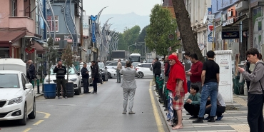 DEPREME HAMAMDA YAKALANDI, SOKAĞA PEŞTAMALLA ÇIKTI DEPREMDE BEŞİK GİBİ SALLANAN SAKARYA'DA VATANDAŞLAR SOKAĞA DÖKÜLDÜ