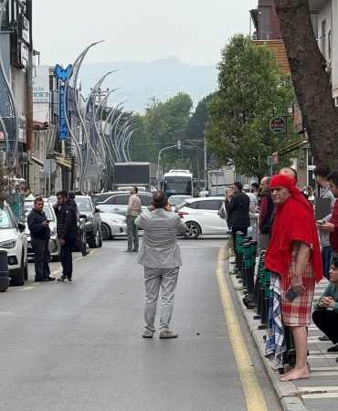 DEPREME HAMAMDA YAKALANDI, SOKAĞA PEŞTAMALLA ÇIKTI DEPREMDE BEŞİK GİBİ SALLANAN SAKARYA'DA VATANDAŞLAR SOKAĞA DÖKÜLDÜ