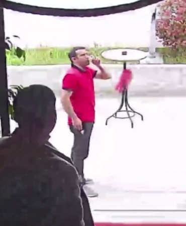 DEPREMDE KAÇARKEN ELİNDEKİ BARDAĞI BIRAKMADI, DIŞARI ÇIKTIĞINDA ÇAYINI YUDUMLADI