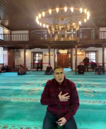 DEPREME CAMİDE YAKALANDILAR: SARSINTININ BİTMESİNİ TEKBİR VE SALAVATLAR GETİREREK BEKLEDİLER AVİZE BEŞİK GİBİ SALLANDI, CAMİ CEMAATİ BİR AN OLSUN YERİNDEN KIPIRDAMADI