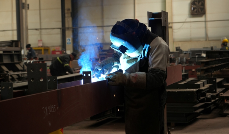 DEPREMİN DÜŞMANI ÇELİK: SARSINTIYI ABSORBE EDEREK ESNEKLİK SAĞLIYOR İNŞAAT MÜHENDİSİ ANLATTI: "ÇELİK YAPILAR YIKILABİLİR AMA BETONARMEYE GÖRE VERDİĞİ ZARAR VE YIKIM DAHA AZ OLUR" "BETONARMEDE HER TÜRLÜ MALZEMEYLE OYNANABİLİR AMA ÇELİK DÜNYA STANDARTLARINDA YAPILIR" "AVRUPA'DA BİRÇOK DÜNYA ESERİ DİYE NİTELENDİRECEĞİMİZ YAPILAR ÇELİKTİR ÖRNEĞİN EYFEL KULESİ"