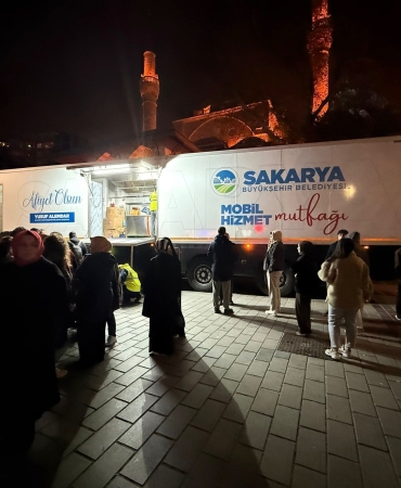 ÜSKÜDAR BELEDİYESİ, SAKARYA BÜYÜKŞEHİR BELEDİYESİ'NİN YARDIM TIRINI KALDIRTTI İSTANBUL'UN CHP'Lİ İLÇE BELEDİYESİ DEPREMDE BİLE SİYASET YAPTI