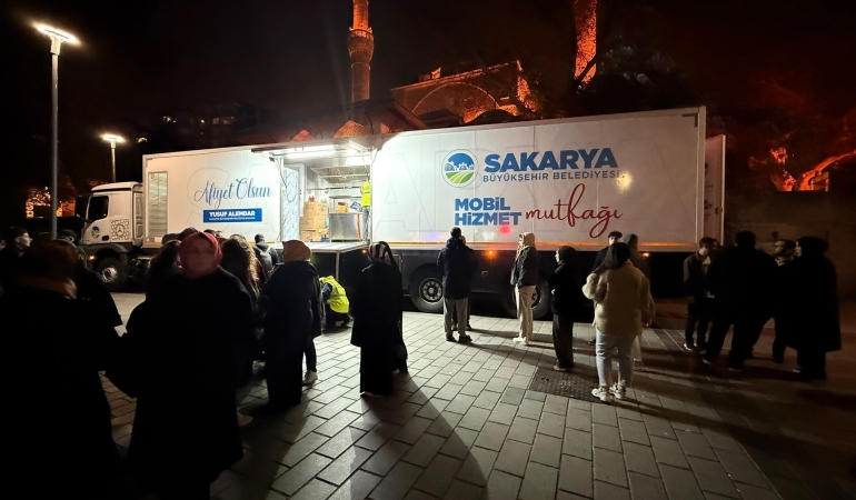 Üsküdar Belediyesi, Sakarya Büyükşehir Belediyesi’nin yardım tırını kaldırttı