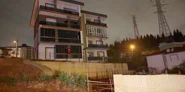 BİNA ÇÖKME TEHLİKESİYLE KARŞI KARŞIYA KALDI: AİLELER TAHLİYE EDİLDİ