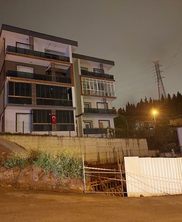 BİNA ÇÖKME TEHLİKESİYLE KARŞI KARŞIYA KALDI: AİLELER TAHLİYE EDİLDİ