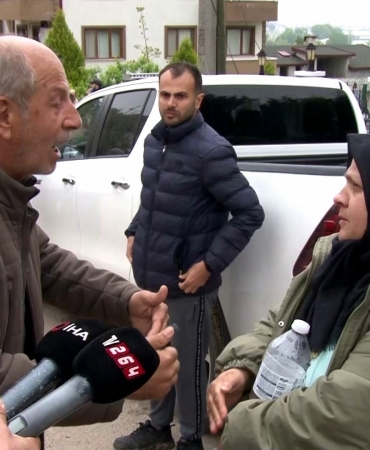 SERDİVAN'DA BİR BİNA ÇÖKME RİSKİ İLE KARŞI KARŞIYA: MÜDÜR, "BİR SANİYE" DİYEREK MAĞDUR KADINI SUSTURMAYA ÇALIŞTI GÖZ GÖRE GÖRE GELEN İHMALKARLIK: HASARIN BOYUTU GÜN AĞIRINCA ORTAYA ÇIKTI MİLYONLAR ÖDEYEREK ALDIĞI YENİ EVİ ÇÖKME TEHLİKESİ ALTINDA KALDI: MAĞDURİYETİNİ ANLATAN KADINA SERDİVAN BELEDİYESİ FEN İŞLERİ MÜDÜRÜ ENGEL OLMAYA ÇALIŞTI