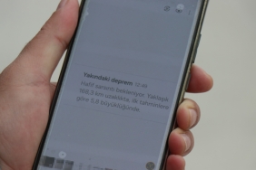 DEPREM ÖNCESİNDE TELEFONUNA GELEN UYARI İLE DIŞARI ÇIKIP O ANLARI KAYIT ALTINA ALDI GAZETECİ RECAİ YÜKSEL YAŞADIKLARINI ANLATTI