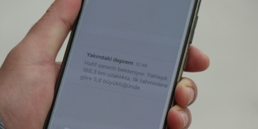 DEPREM ÖNCESİNDE TELEFONUNA GELEN UYARI İLE DIŞARI ÇIKIP O ANLARI KAYIT ALTINA ALDI GAZETECİ RECAİ YÜKSEL YAŞADIKLARINI ANLATTI