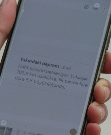 DEPREM ÖNCESİNDE TELEFONUNA GELEN UYARI İLE DIŞARI ÇIKIP O ANLARI KAYIT ALTINA ALDI GAZETECİ RECAİ YÜKSEL YAŞADIKLARINI ANLATTI