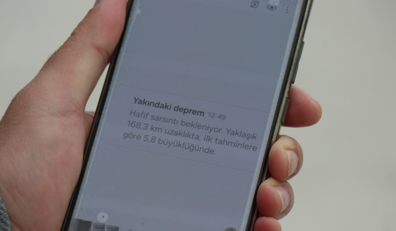 DEPREM ÖNCESİNDE TELEFONUNA GELEN UYARI İLE DIŞARI ÇIKIP O ANLARI KAYIT ALTINA ALDI GAZETECİ RECAİ YÜKSEL YAŞADIKLARINI ANLATTI