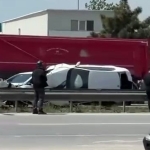 ÇARPIŞTIĞI OTOMOBİL İLE BARİYER ARASINDA SIKIŞTI