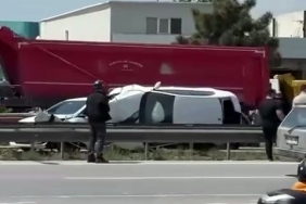 ÇARPIŞTIĞI OTOMOBİL İLE BARİYER ARASINDA SIKIŞTI