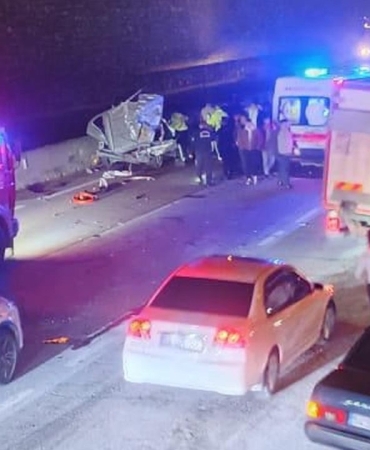 D-650'DE HAFİF TİCARİ ARAÇ TIRA ARKADAN ÇARPTI: 1 ÖLÜ, 1 AĞIR YARALI