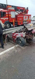 KONTROLDEN ÇIKAN OTOMOBİL BARİYERLERE SAPLANDI: 2 AĞIR YARALI