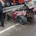 KONTROLDEN ÇIKAN OTOMOBİL BARİYERLERE SAPLANDI: 2 AĞIR YARALI