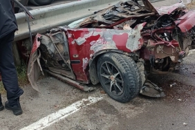 KONTROLDEN ÇIKAN OTOMOBİL BARİYERLERE SAPLANDI: 2 AĞIR YARALI