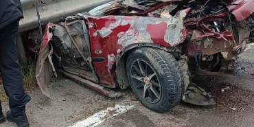 KONTROLDEN ÇIKAN OTOMOBİL BARİYERLERE SAPLANDI: 2 AĞIR YARALI