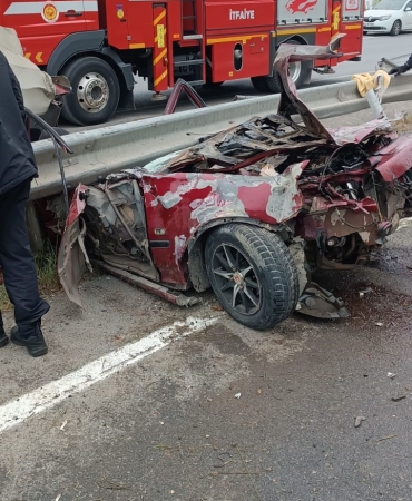 KONTROLDEN ÇIKAN OTOMOBİL BARİYERLERE SAPLANDI: 2 AĞIR YARALI