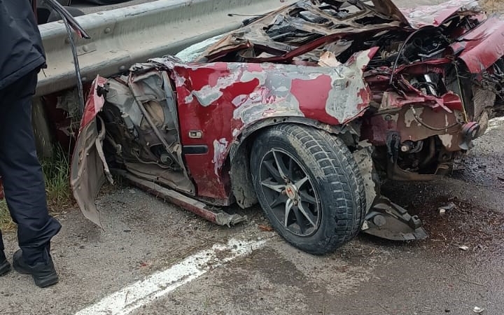 KONTROLDEN ÇIKAN OTOMOBİL BARİYERLERE SAPLANDI: 2 AĞIR YARALI