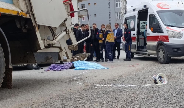 Karasu Belediyesi’ne ait çöp kamyonu 70 yaşındaki adamı ezdi