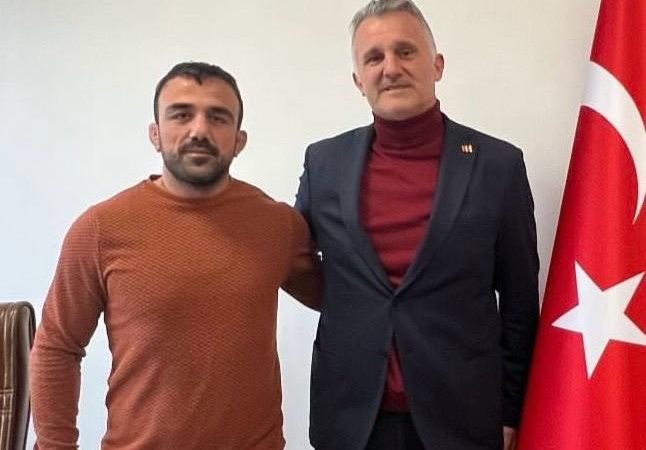 Antrenörü Yunus Özel’e Tebrik