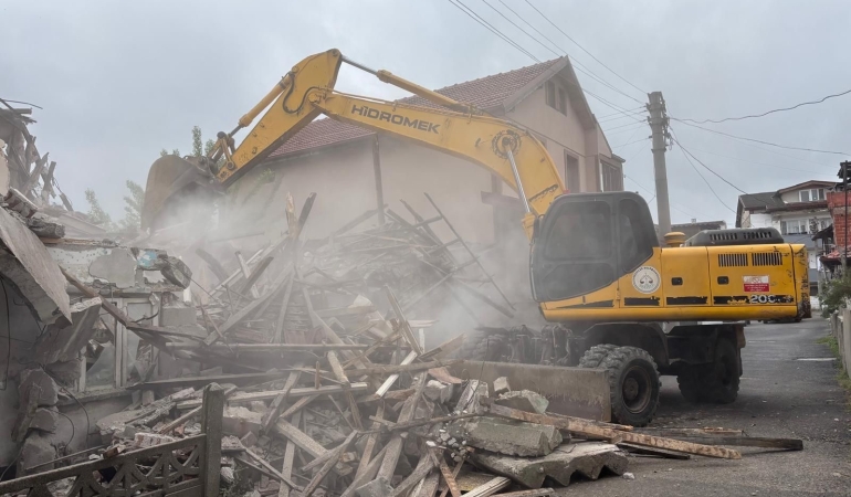 ERENLER’DE METRUK BİNALAR YIKILIYOR (3)
