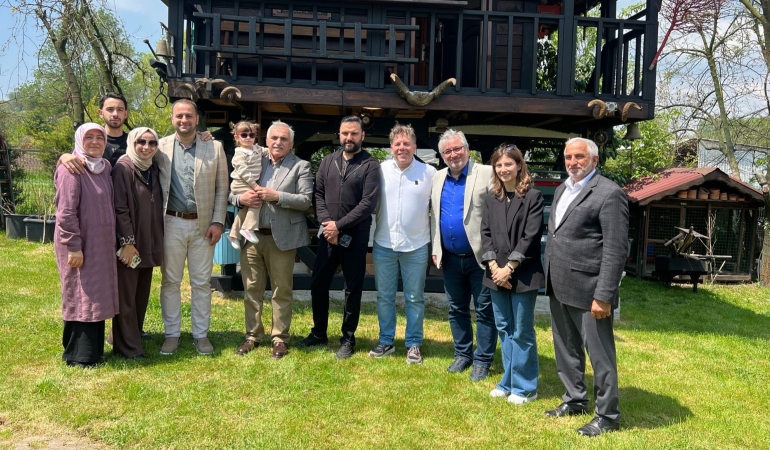 Ünlü ses sanatçısı Alişan, Sakarya’da Özçelik ailesinin konuğu oldu