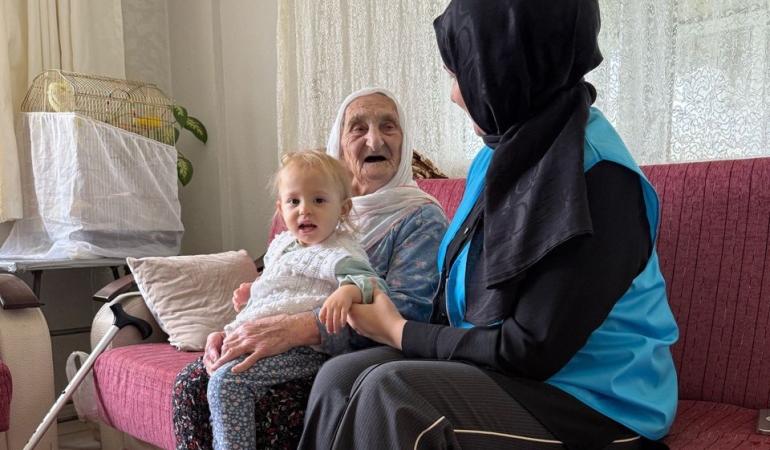 Sakarya’nın 105 yaşındaki çınarına tebessüm oldular