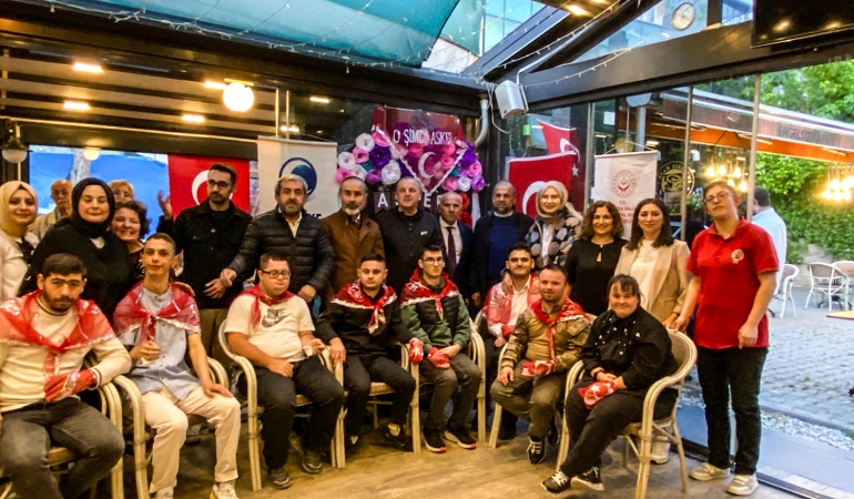 Özel gereksinimli gençlere asker kınası yakıldı