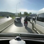 MOTOSİKLET SÜRÜCÜSÜ AMBULANSIN YOLUNU BÖYLE AÇTI