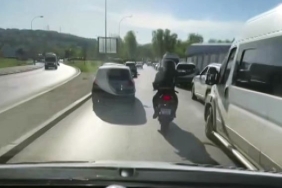 MOTOSİKLET SÜRÜCÜSÜ AMBULANSIN YOLUNU BÖYLE AÇTI