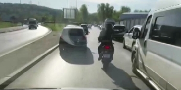 MOTOSİKLET SÜRÜCÜSÜ AMBULANSIN YOLUNU BÖYLE AÇTI