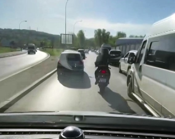 MOTOSİKLET SÜRÜCÜSÜ AMBULANSIN YOLUNU BÖYLE AÇTI