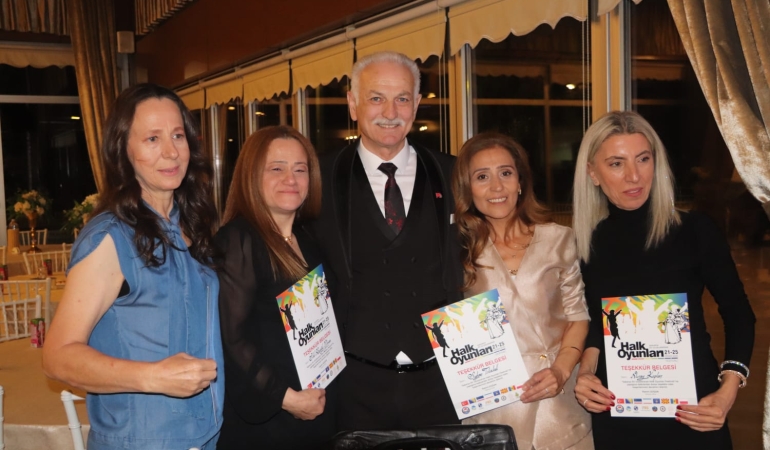 FOLKART Halk Oyuncular Gecesi bu yıl da coşkulu geçti. Geleneksel buluşmanın dördüncüsü düzenlendi