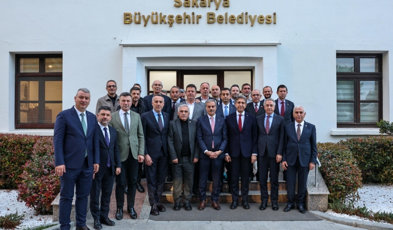Alemdar, dönüşüm hedeflerini paylaştı, uyum ve birlikteliğe dikkat çekti  “Belediyecilikte Türkiye’ye örnek projeleri hayata geçirmenin gayretiyle çalışıyoruz”