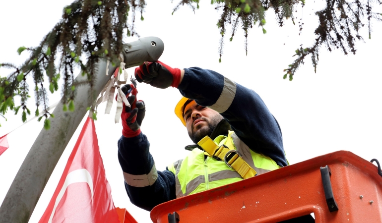 Büyükşehir’den doğaya duyarlı çalışma; Atatürk Bulvarı’na LED aydınlatma