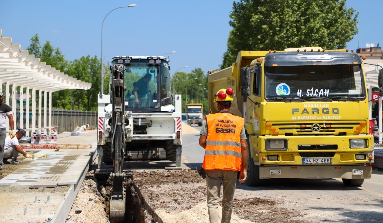 79 kişilik ekip metrobüs hattının 22 kilometrelik güçlü altyapısı için sahada