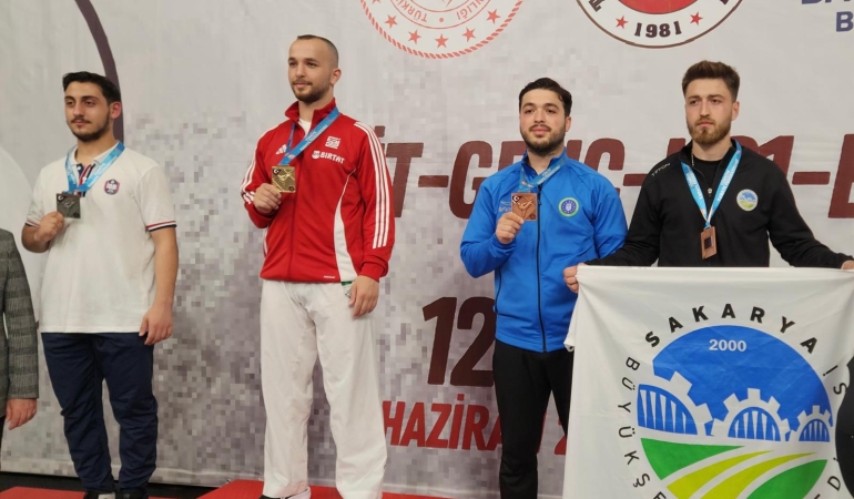 Moldova’da düzenlenen Chısınau Karate Open turnuvasında Hendek Karate Spor Kulübü sporcuları 3 madalya ile şampiyonayı tamamladı