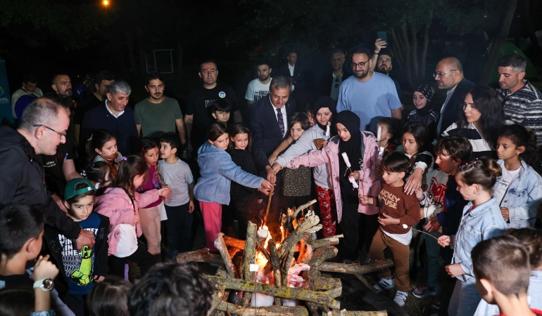 Kamp ateşini Başkan Yusuf Alemdar yaktı:  “Geleceğin mimarı evlatlarımızı desteklemeye devam edeceğiz”