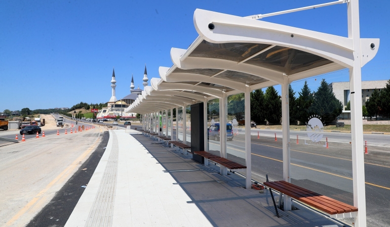 13 istasyonlu metrobüs hattında akıllı durakların montajı başladı