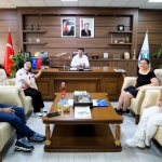 Rektör Sarıbıyık özel gereksinimli yüzücüyü tebrik etti