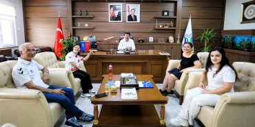 Rektör Sarıbıyık özel gereksinimli yüzücüyü tebrik etti
