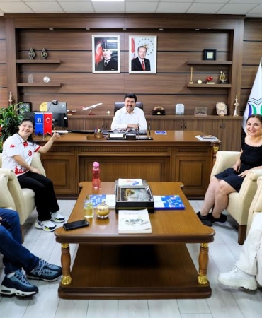 Rektör Sarıbıyık özel gereksinimli yüzücüyü tebrik etti