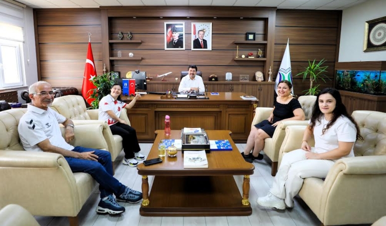 Rektör Sarıbıyık özel gereksinimli yüzücüyü tebrik etti