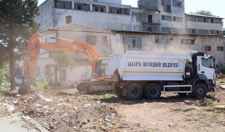 Büyükşehir Sakarya’nın merkez aksını bağlayacak çalışma için ilk kazmayı vurdu