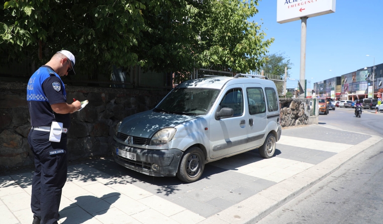 Büyükşehir yayaları zora sokan kaldırım işgalini sıkı takibe aldı