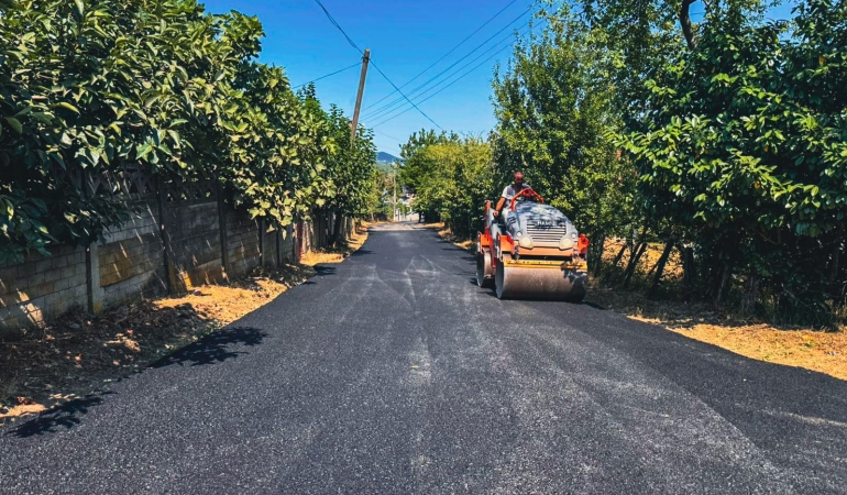 Karasu’da bir mahallenin ulaşım hattı daha yenilendi