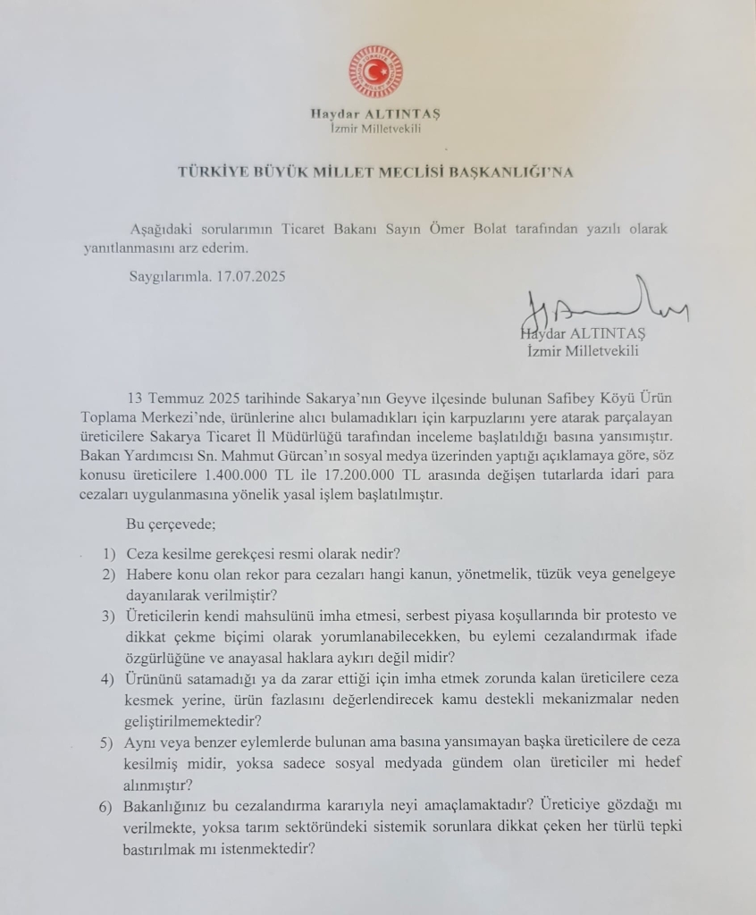 Demokrat Parti Milletvekili Haydar Altındaş, Sakarya’nın Geyve ilçesinde bulunan Safibey Köyü Ürün Toplama merkezinde ürünlerine alıcı bulamadıkları için karpuzlarını yere atarak parçalayan üreticilere uygulanan haksız idari para cezasına tepki gösterdi.