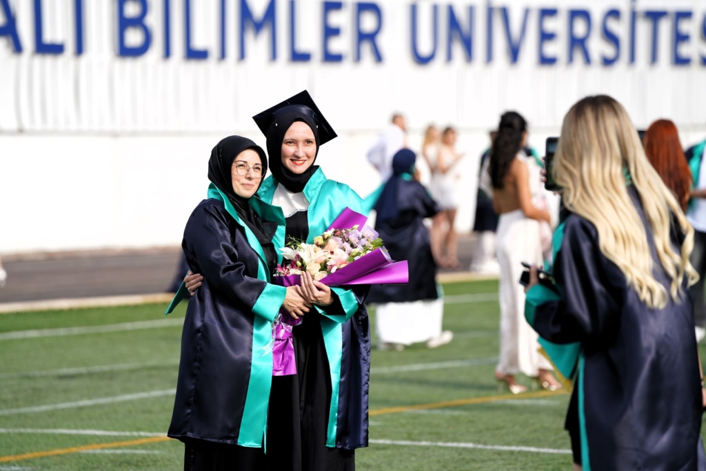 SUBÜ 3.263 öğrencisini coşkulu törenle mezun etti